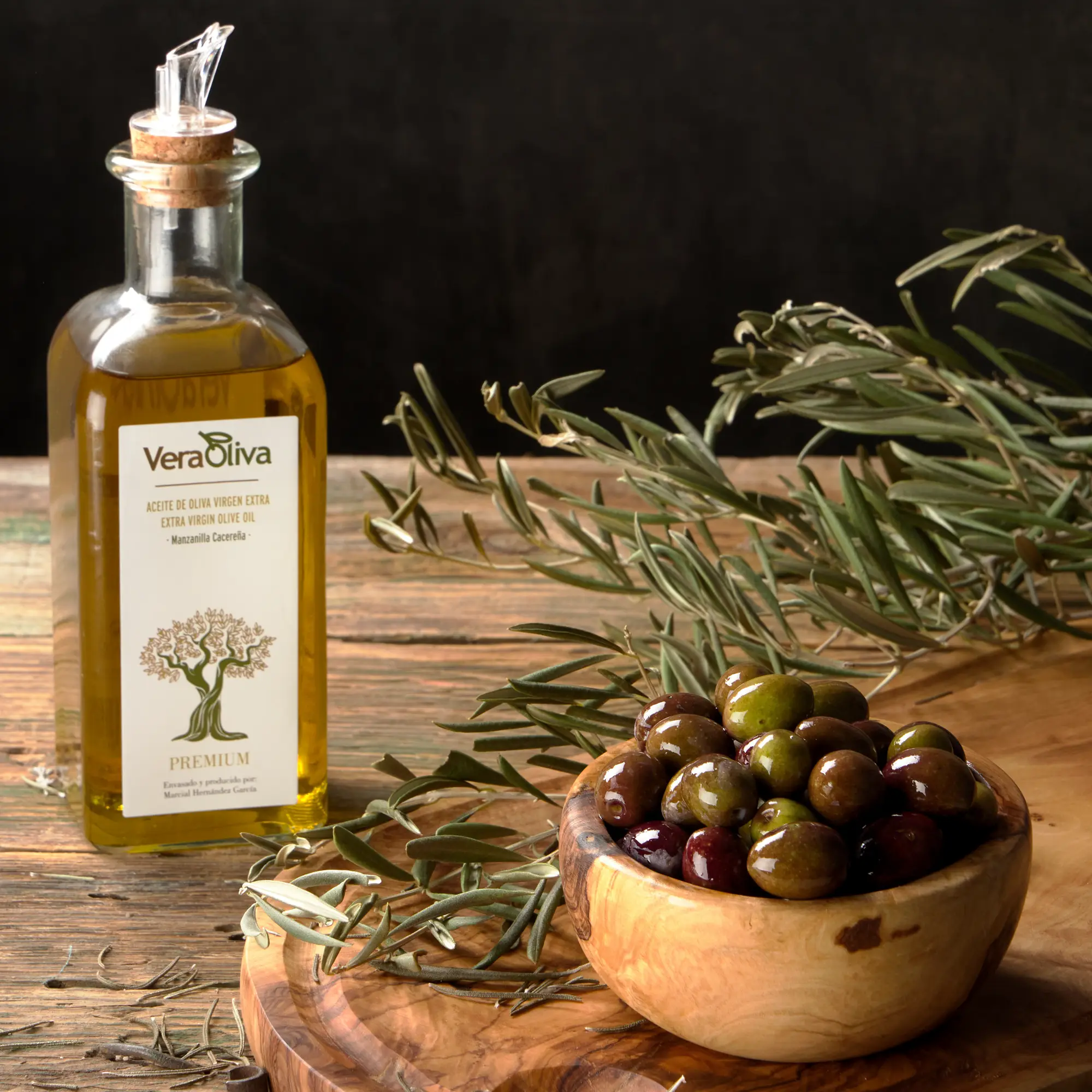 Aceite de oliva virgen extra AOVE en botella de cistral con aceitunas manzanilla cacereñas de la zona de la vera vv