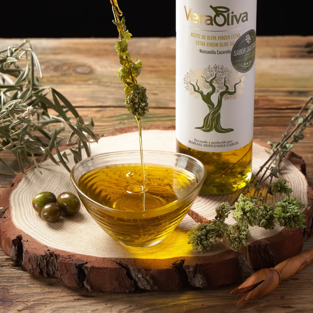 Aceite de oliva virgen extra con sabor a orégano de manzanilla cacereña