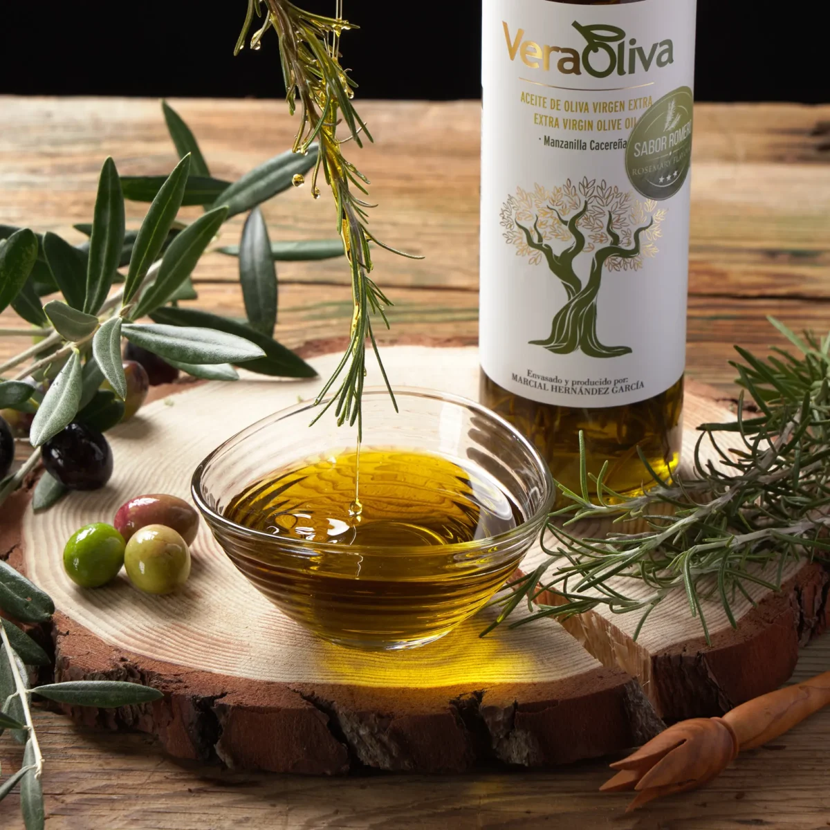 Aceite de oliva virgen extra con sabor a romero de manzanilla cacereña